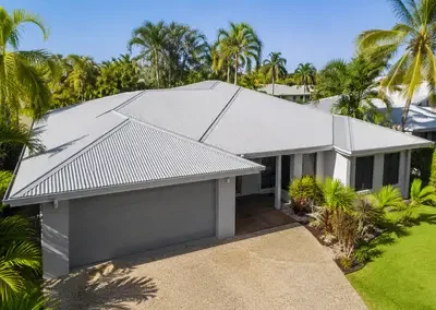 Completed light-coloured metal roof on a Darwin home
